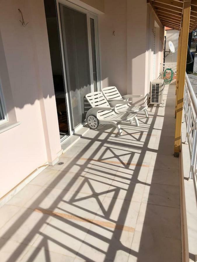 Azure Retreat Apartment Лутраки Екстериор снимка