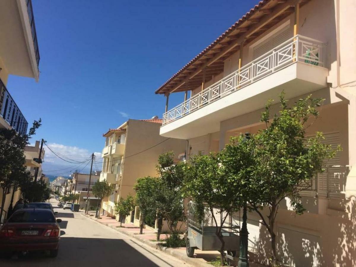 Azure Retreat Apartment Лутраки Екстериор снимка