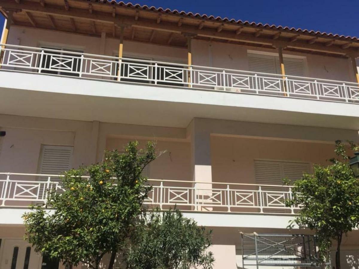 Azure Retreat Apartment Лутраки Екстериор снимка